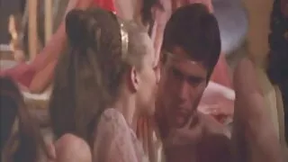 ঝরনা মধ্যে তৈলাক্ত বাংলাদেশি ভোদা ধোয়া এবং তার যোনি ধোয়া চেষ্টা করে